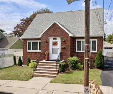 Main picture of 175 E 23rd St