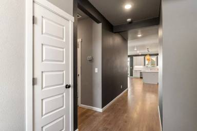 Main picture of 718 I St NE