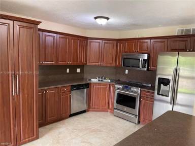 Main picture of LYNBROOK COURT CONDO PH I