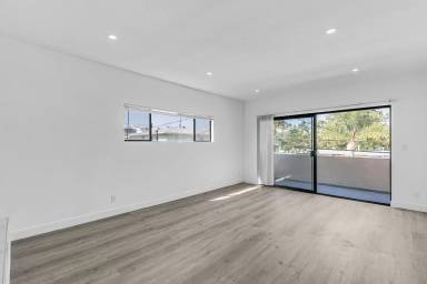 Main picture of 1310 S Barrington Ave