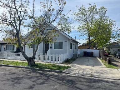 Main picture of 601 W 13th St