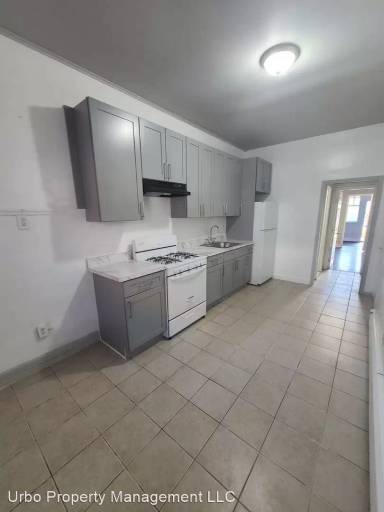 Main picture of 81 Center St