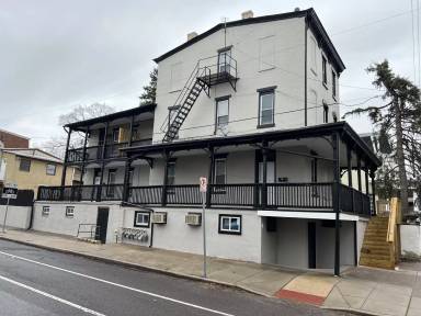 Main picture of 253 N York St