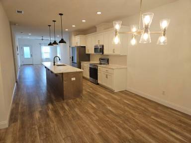 Main picture of 530 E 5th Ct