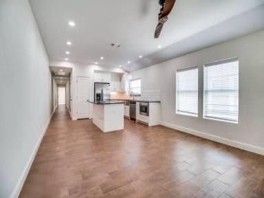 Main picture of 608 E College St