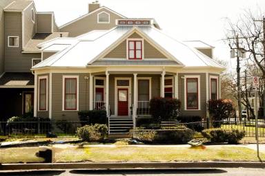 Main picture of 915 W 23rd St