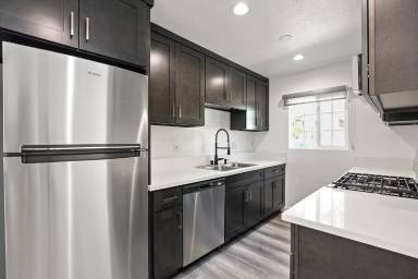 Main picture of 900 W College St