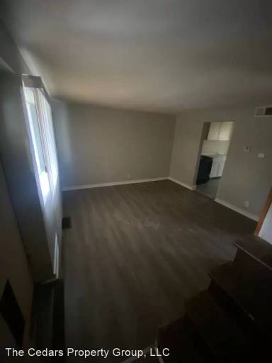 Main picture of 926 W Charles St