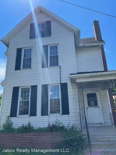Main picture of 700 Willowbank St