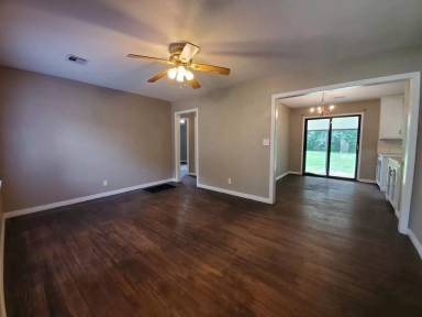 Main picture of 7 E Chicago St