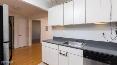 Main picture of 924 Metropolitan Ave