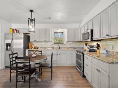 Main picture of 8603 Main St