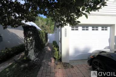 Main picture of 823 Huntington Ct