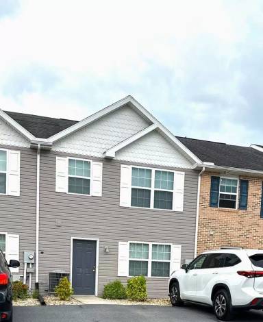 Main picture of 402 Lantern Ln