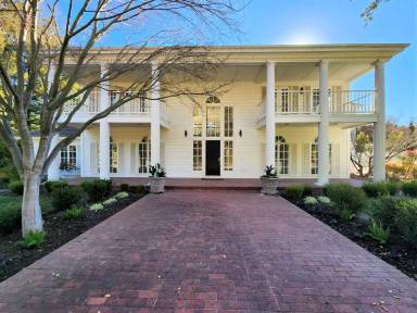 Main picture of 15 Isabella Ave