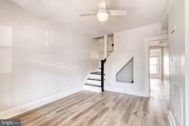 Main picture of 860 W 33rd St