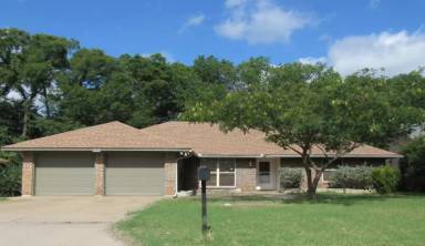 Main picture of 3010 NE Kingsbriar Dr