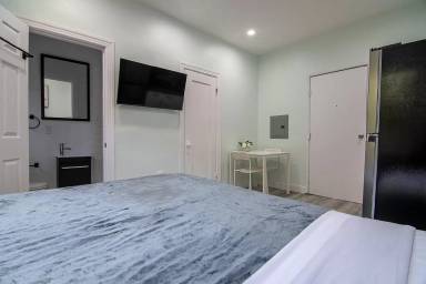 Main picture of 2221 Michigan Ave