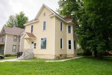 Main picture of 107 3rd Ave SW