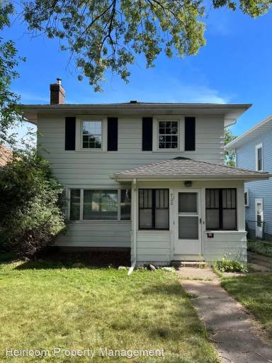 Main picture of 920 E 10th St