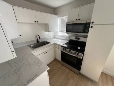 Main picture of 401 S Hobart Blvd