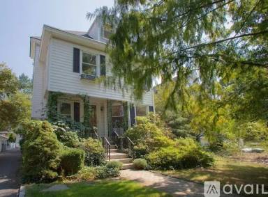 Main picture of 82 Elm St