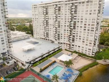 Main picture of Commodore Condo