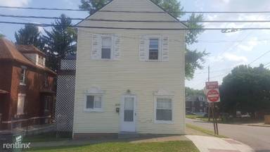 Main picture of 1010 W Tuscarawas Ave