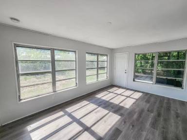 Main picture of 995 Barclay Dr