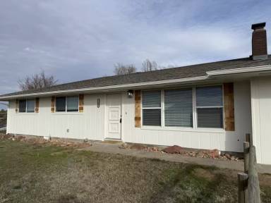 Main picture of 1209 NE Brown Dr
