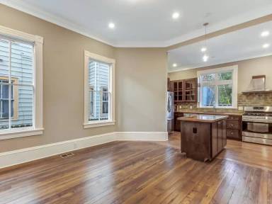 Main picture of 220 W 35th St