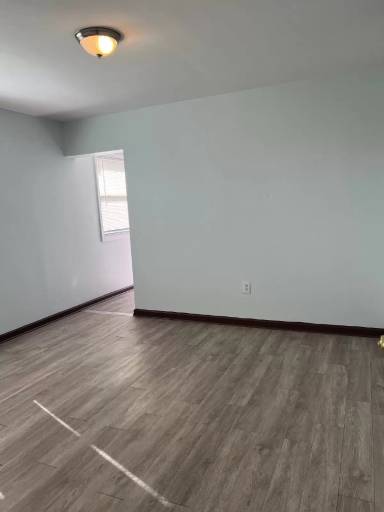 Main picture of 305 W Oak St
