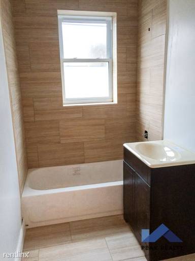 Main picture of 942 N Washtenaw Ave