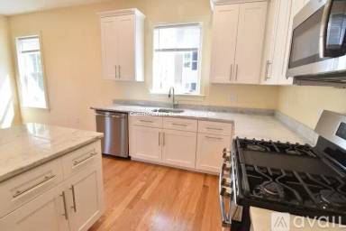 Main picture of 11 Sparhawk St