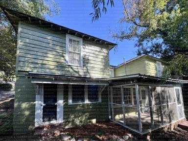 Main picture of 1404 1/2 Virginia St
