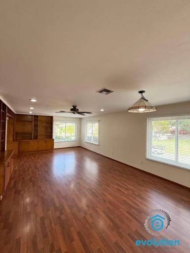 Main picture of 8231 Roy St