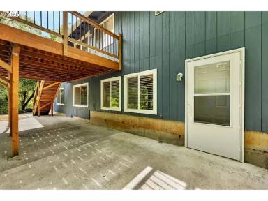 Main picture of 1320 NW Maple Ln