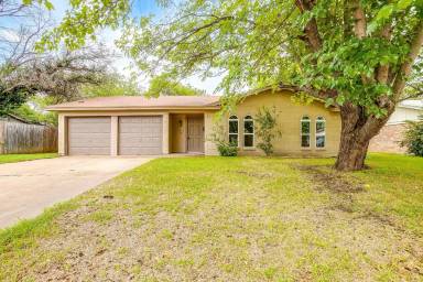 Main picture of 144 NW Suzanne Ter