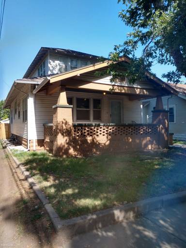 Main picture of 237 S Fern Ave