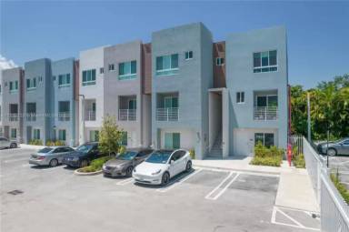Main picture of Aventura Village townhouse
