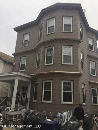 Main picture of 215 Leyden St