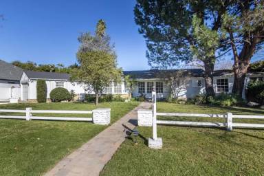 Main picture of 4668 Saint Clair Ave