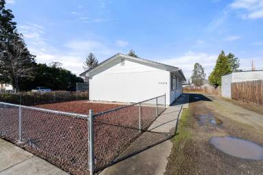 Main picture of 1028 W 11th St