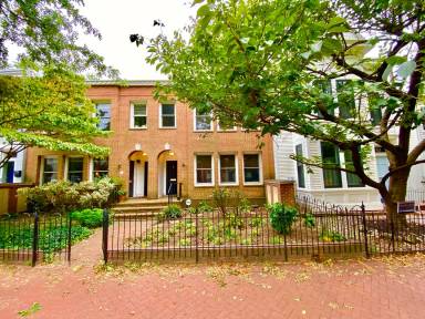 Main picture of 815 E St SE