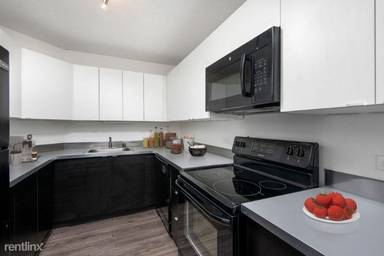 Main picture of 1120 N LaSalle Dr Apartments