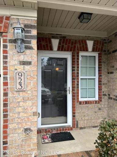 Main picture of 923 Silver Leaf Dr