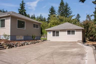 Main picture of 3401 Byron St