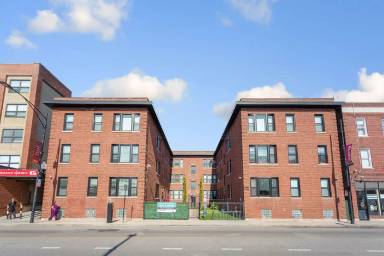 Main picture of 7425 N Clark St