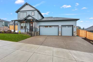 Main picture of 748 NE Pinebreak Dr