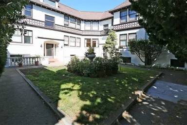 Main picture of 2610 Lake St